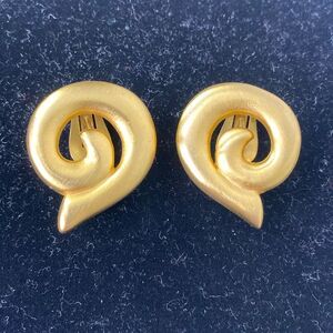 Givency Vintage Gold Swirl Clips